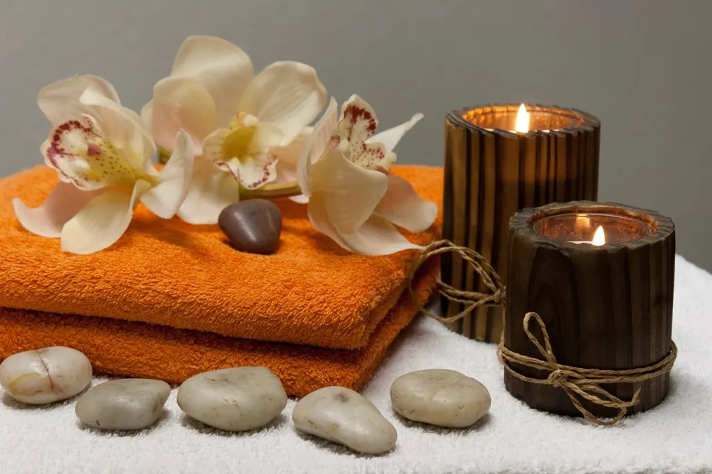 Serviettes, orchidées et bougies